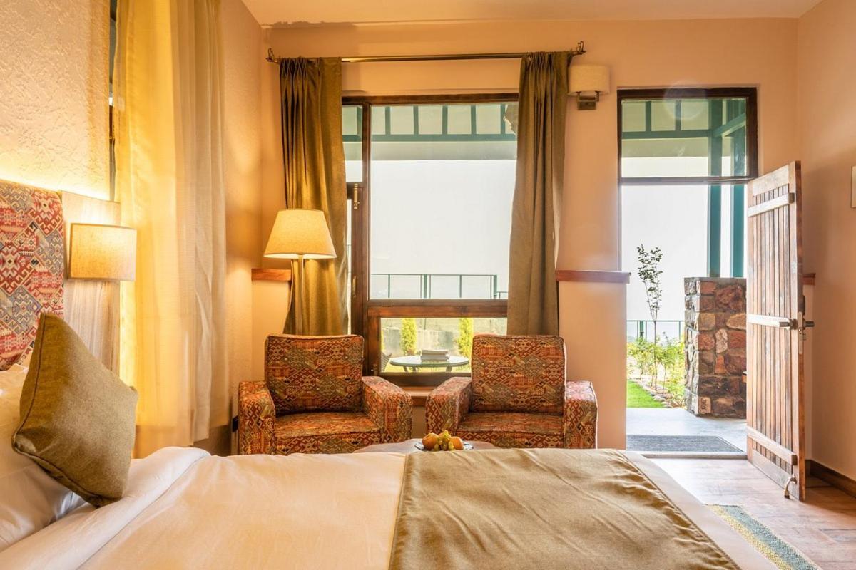 Tiaraa Jujurana Resort T Pathyar Ngoại thất bức ảnh